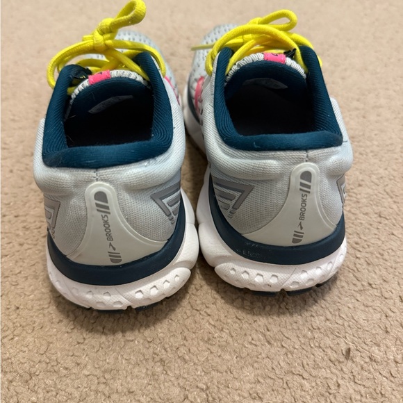 Brooks Ghost 13 women size 6 B medium. Good condition. Lightly used. - Picture 6 of 6